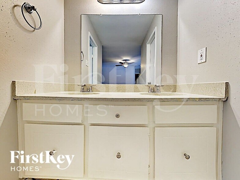 Building Photo - 6610 Rowell Ct