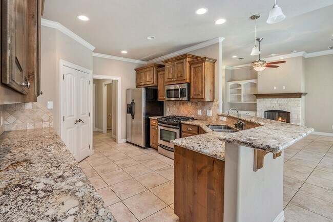 Building Photo - Available for September Move In! Spacious ...