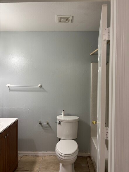 Building Photo - 305 Cocoa Ct
