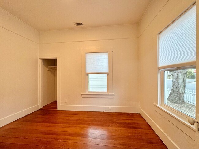 Building Photo - B1417-1421