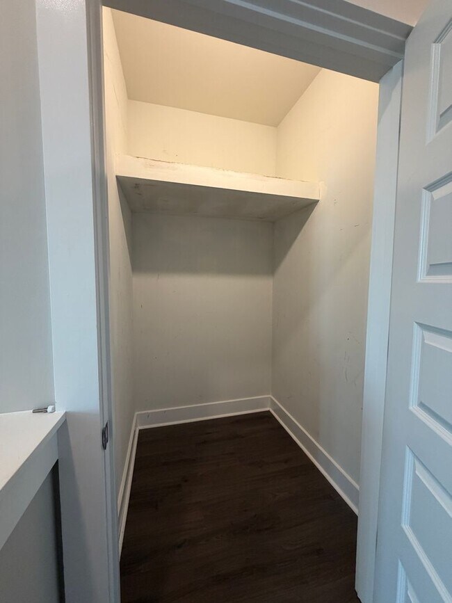 Building Photo - Midtown Townhouse