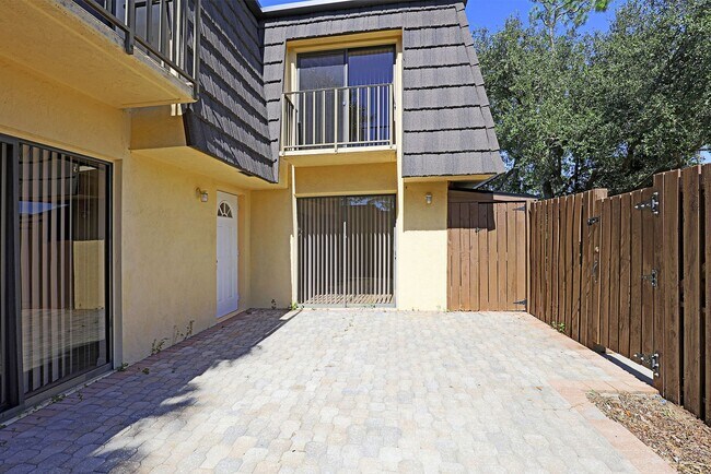 Building Photo - Parkwoods 12341-2