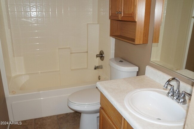 Building Photo - 2935 E Cherry Hills Dr