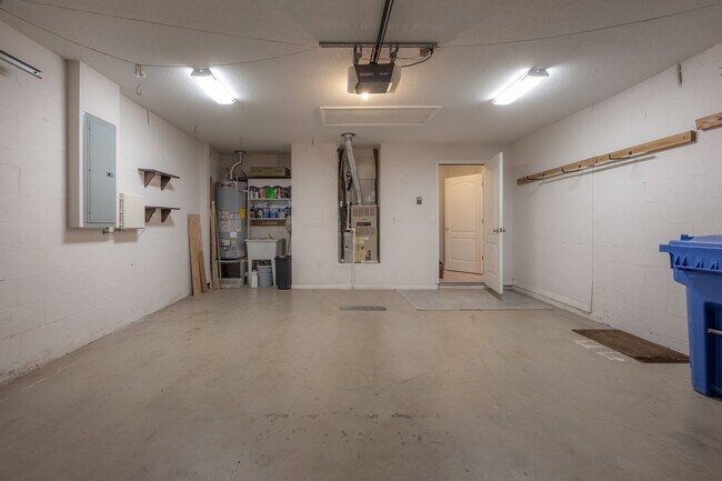 Building Photo - Brandon - 3 Bedroom 2 Bath Home in Gated C...