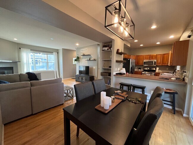 Building Photo - South Longmont Townhome with Attached Garage & Private Patio