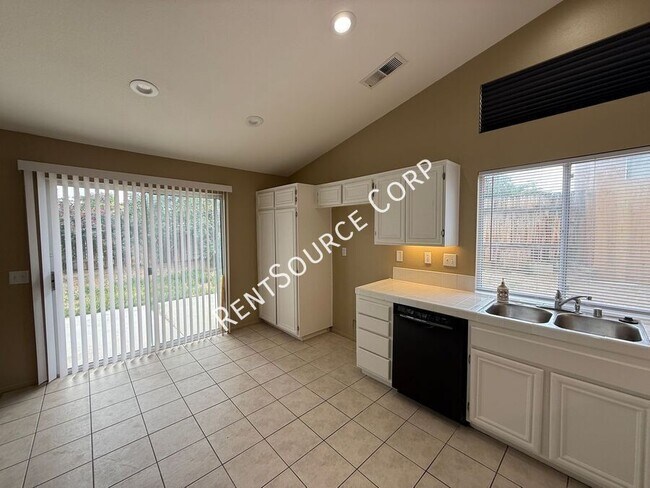 Building Photo - 2832 W Pillsbury St