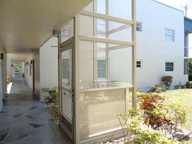 Building Photo - 219 Normandy Ln
