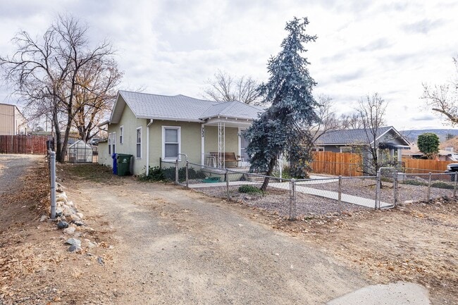 Building Photo - Adorable home on over-sized lot!