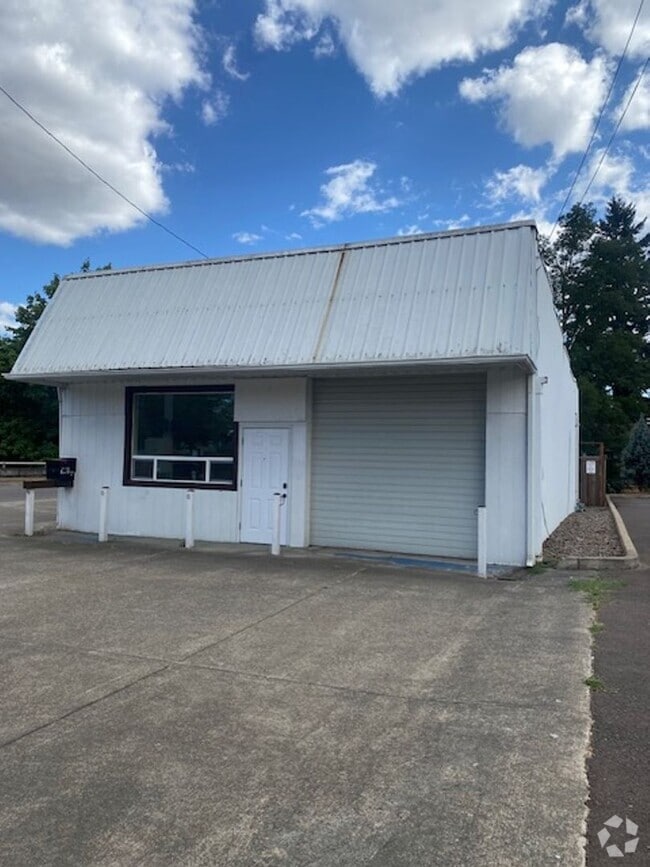 Building Photo - Large Studio Apartment Close to Parks!
