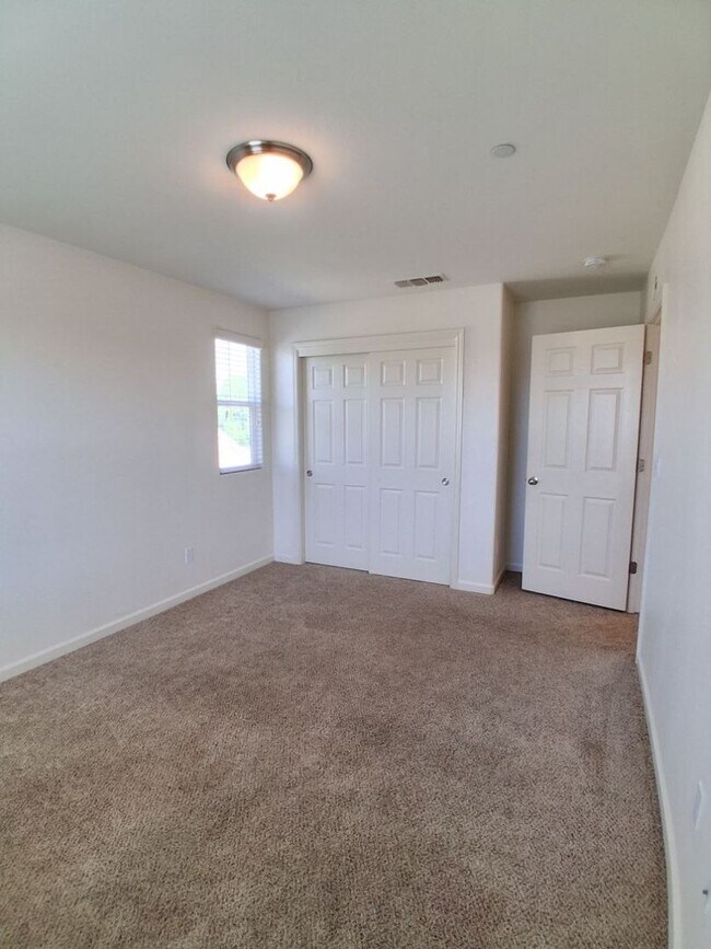 Building Photo - Beautiful 4 Bed / 3 Bath Home in Desirable Clovis Neighborhood