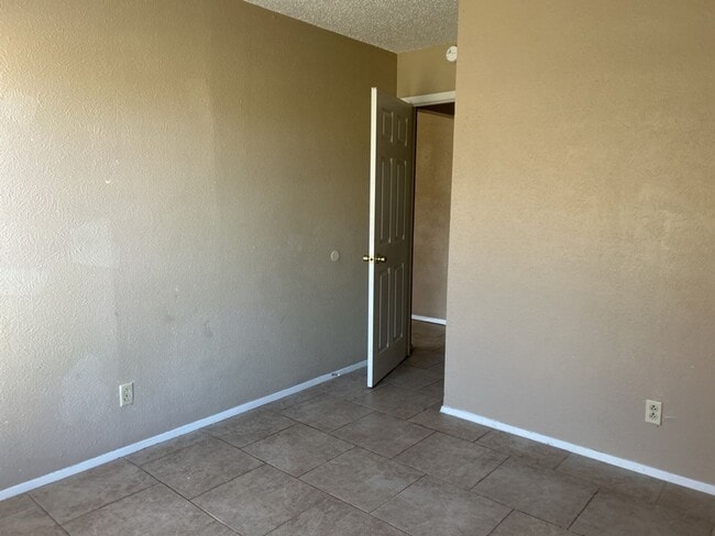 Building Photo - 2405 Shoemaker Dr