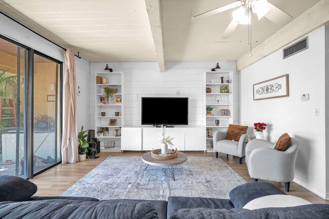 Building Photo - 740 E Coco Plum Cir