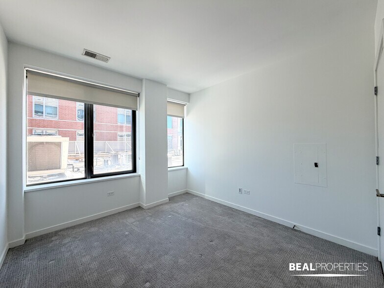 Building Photo - 548 W Webster Ave