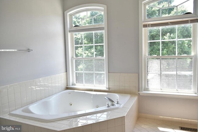 Building Photo - 20387 Fallsway Terrace
