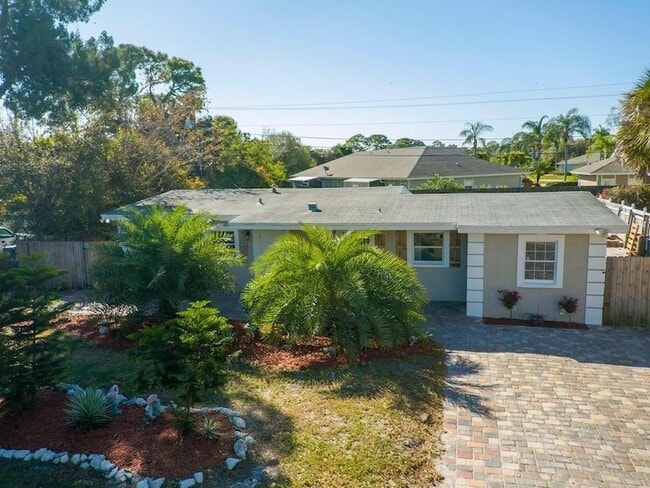 Building Photo - 703 5th Pl SW