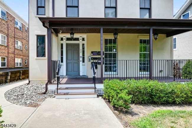 Building Photo - 52 Elm St