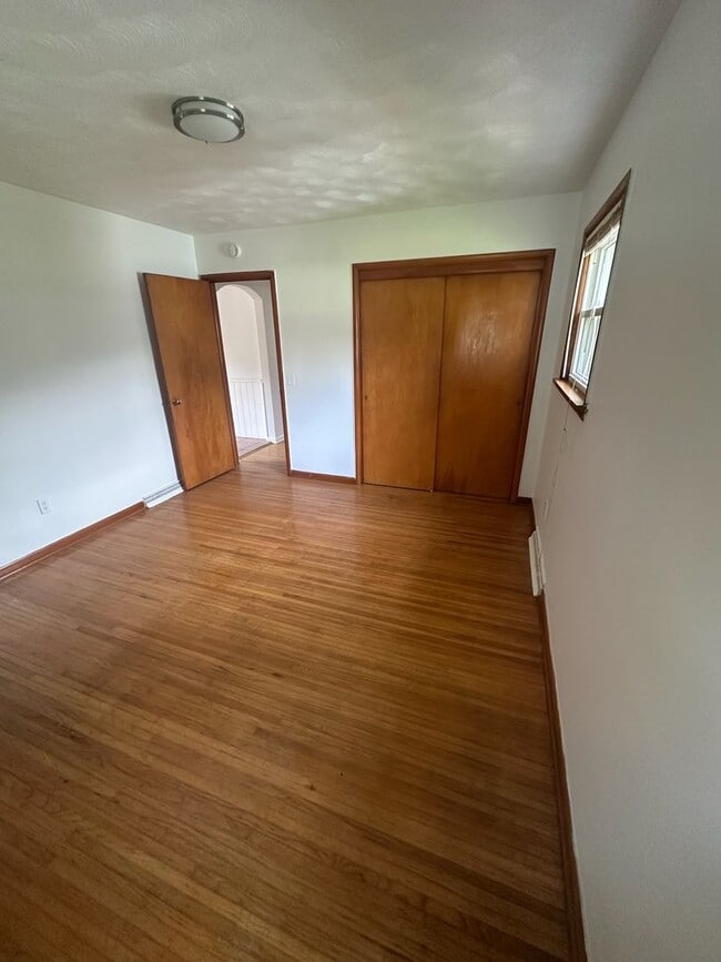 Building Photo - 2 Bed/1.5 Bath Home For Rent on Cynthia Lane - FIRST MONTH FREE WITH 13 MONTH LEASE!