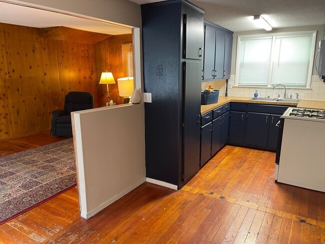 Building Photo - Roommate wanted to share charming cottage nestled in the woods!