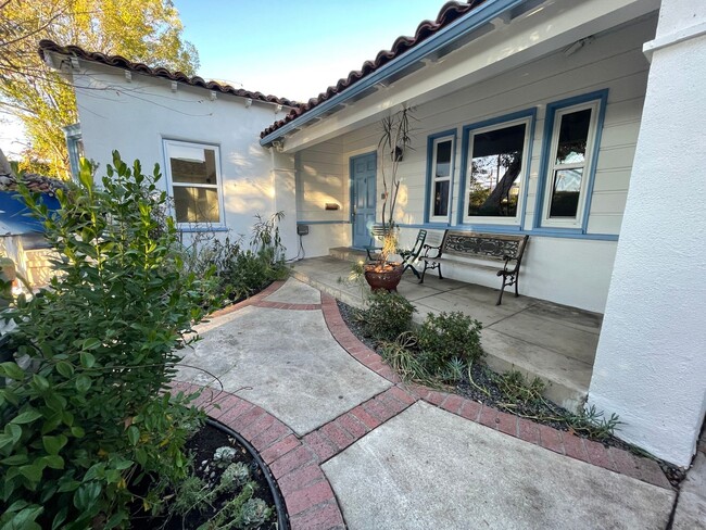 Building Photo - Spacious Three Bedroom Hollywood Golden Er...