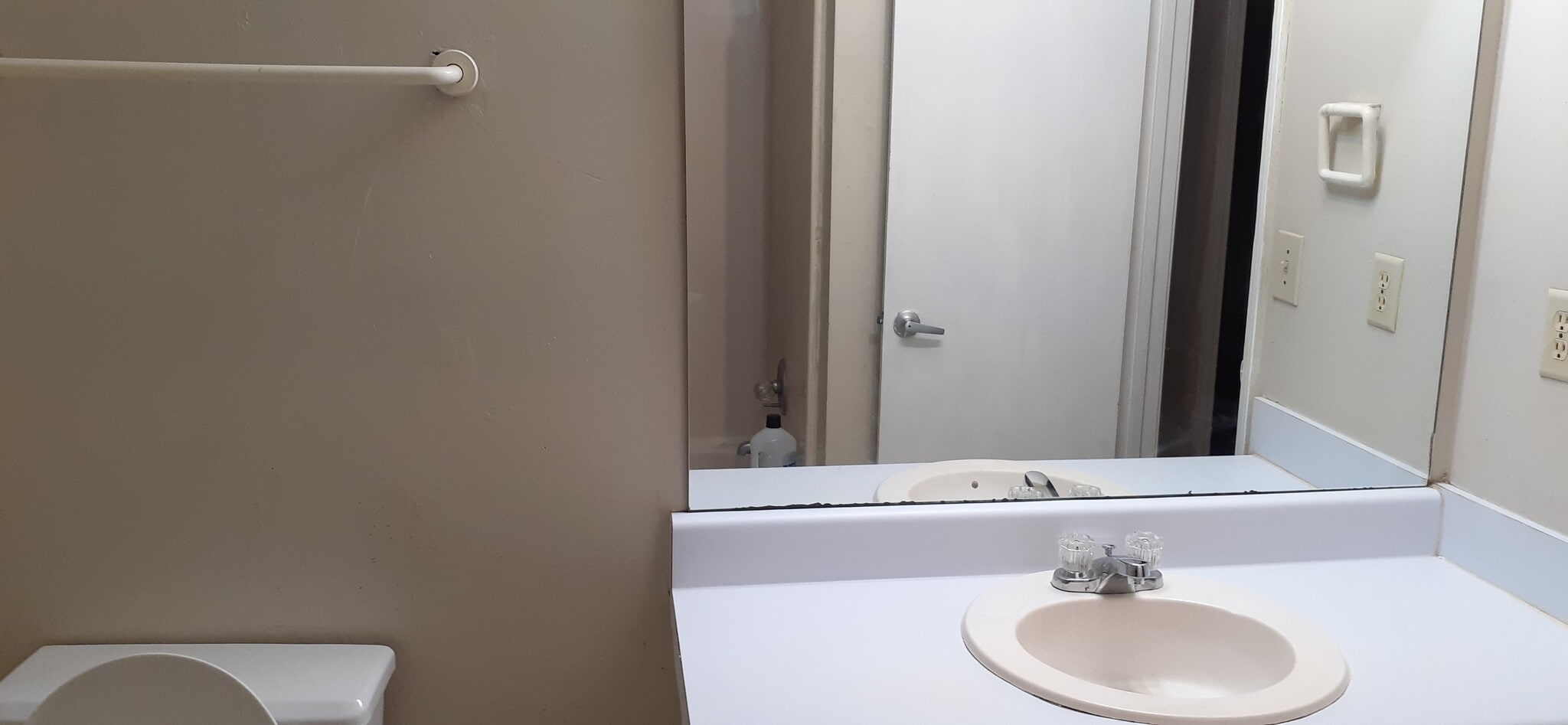 Main Bath Room - 3024 Spruce Cir