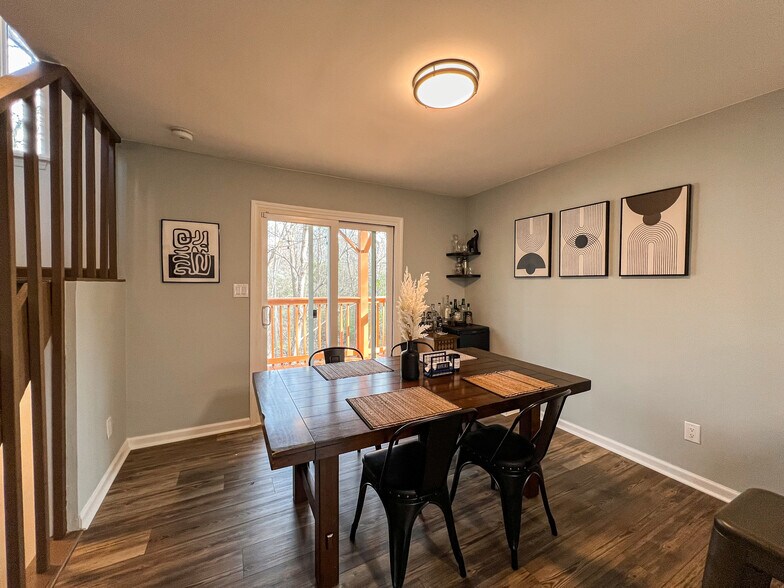 Building Photo - 8012 Briardale Dr