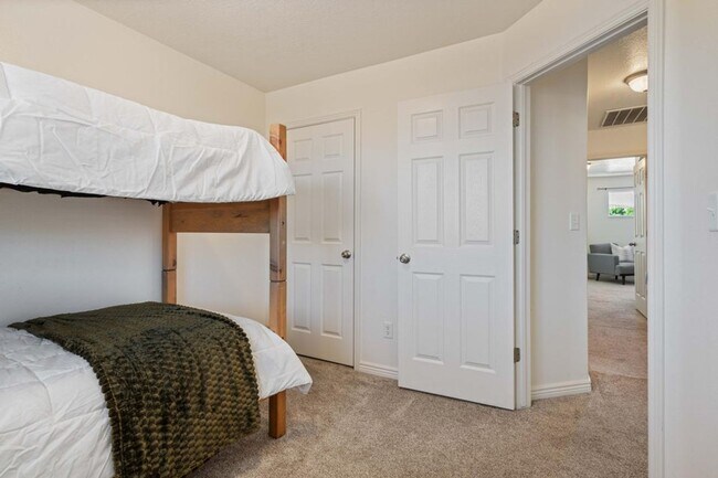 Building Photo - Beautiful 3 Bedroom Townhome In Hidden Valley Heights