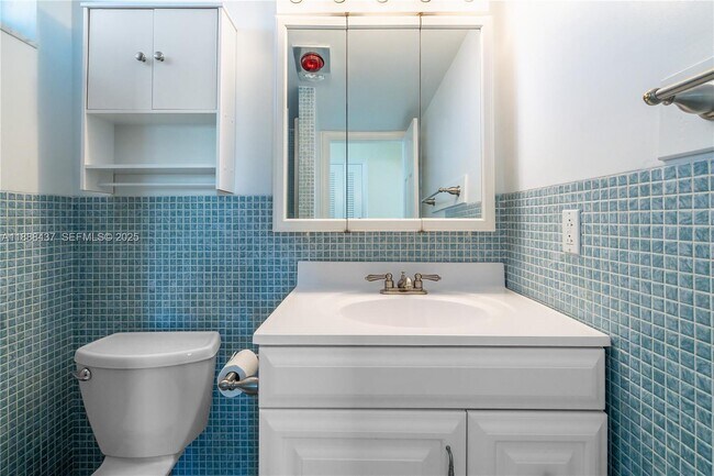 Building Photo - 2999 Point E Dr