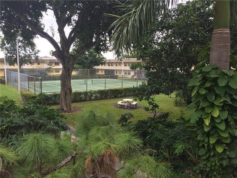 Building Photo - 5192 NE 6th Ave