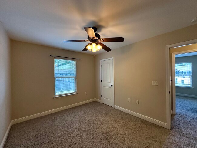 Building Photo - 516 Grand Ridge Dr