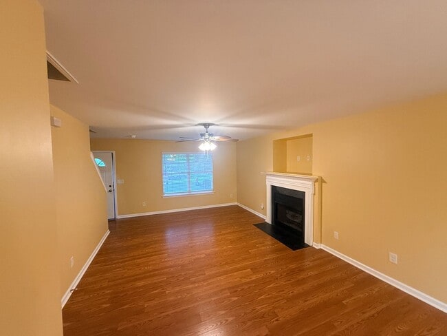 Building Photo - Beautiful private home!!