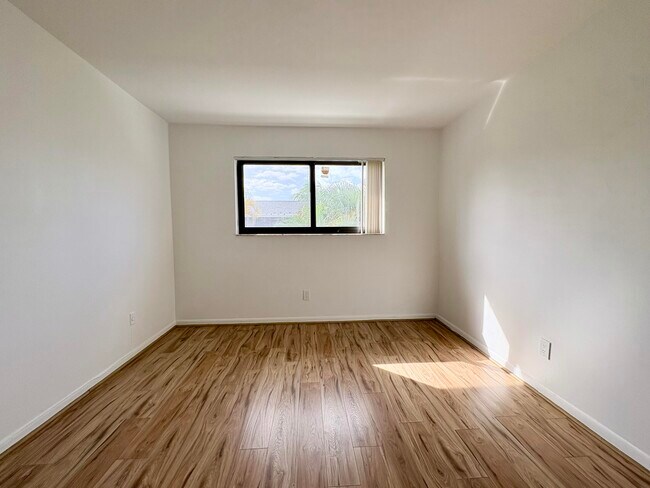 Building Photo - 305 SE 9th Ave