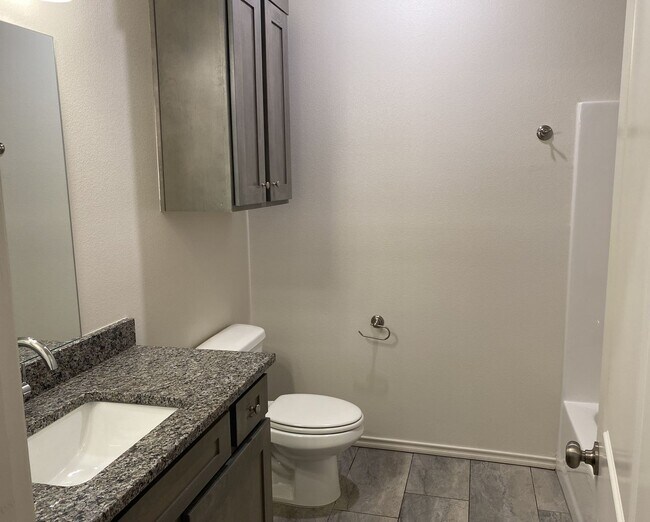 Building Photo - **BEAUTIFUL LINCOLN 16 CONDO**