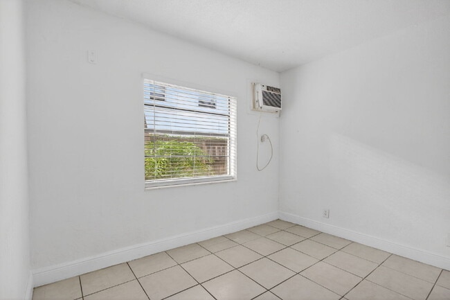 Building Photo - QUICK MOVE IN - FIRST MONTH FREE | Bright & Modern 1-Bedroom Apartment in Prime Oakland Park Loca...