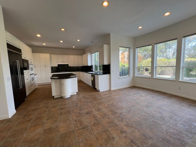 Building Photo - Luxury En Suite Living & Panoramic Views