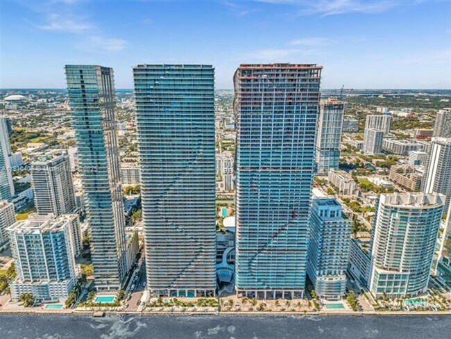 Building Photo - 700 NE 24th St