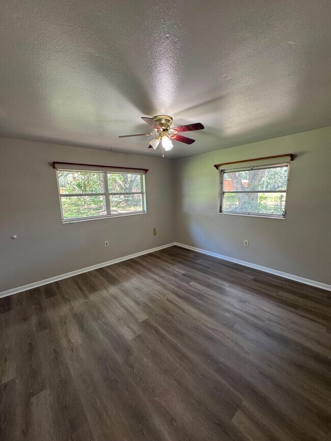 Building Photo - No HOA. Oversized 3/2 Home. NEW PHOTOS COMING SOON
