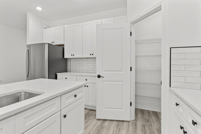 Building Photo - 548 Knapp St
