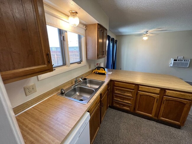 Building Photo - 1 Bedroom 1 Bath Townhouse in Great Neighborhood