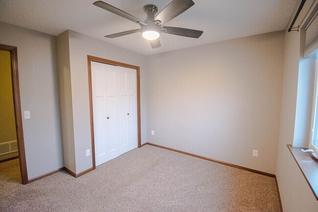 Building Photo - Modern Townhome in a Convenient NW Location