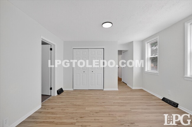 Building Photo - 921 Berry St