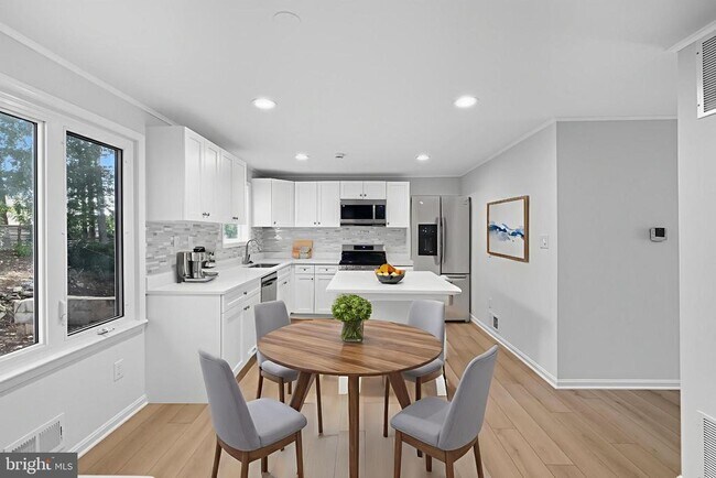 Building Photo - 210 Lastner Ln