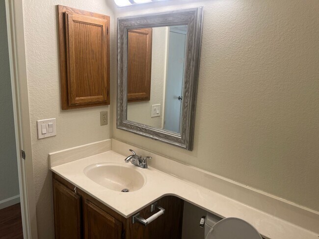 Building Photo - Cute and Clean!