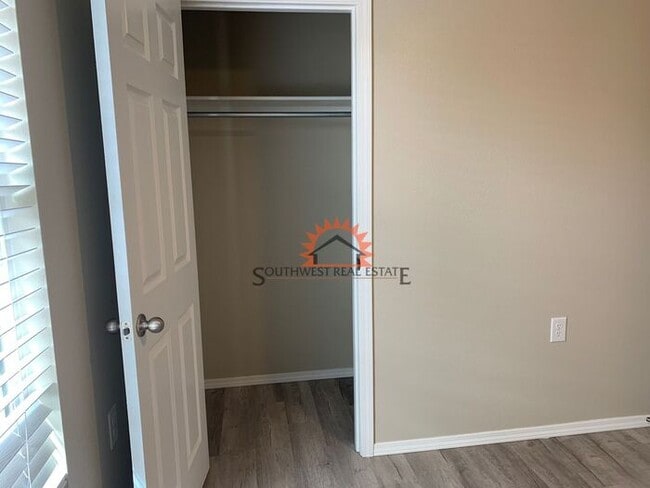 Building Photo - Modern 3 bedroom 2 bath apartment