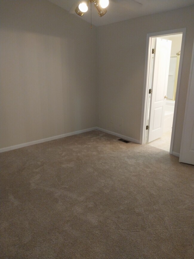Building Photo - 3912 Vineyard Green Dr