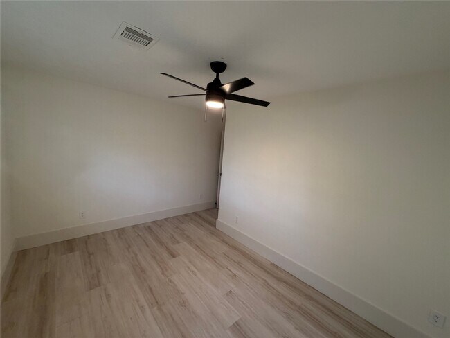 Building Photo - 6026 Willowbend Blvd