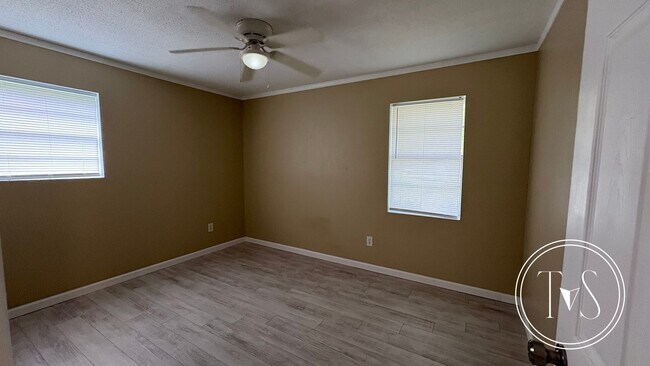 Building Photo - RATE DROP ALERT (was $2000/month) & SUMMER...