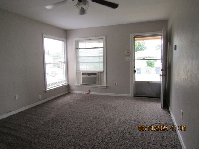 Building Photo - Very nice spacious home located in the Tom...