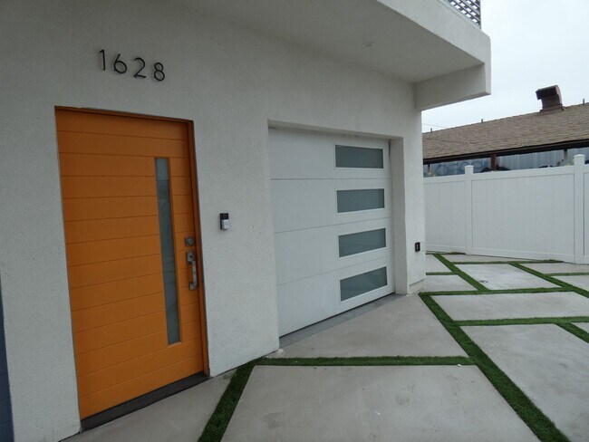 Building Photo - 1628 S La Brea Ave