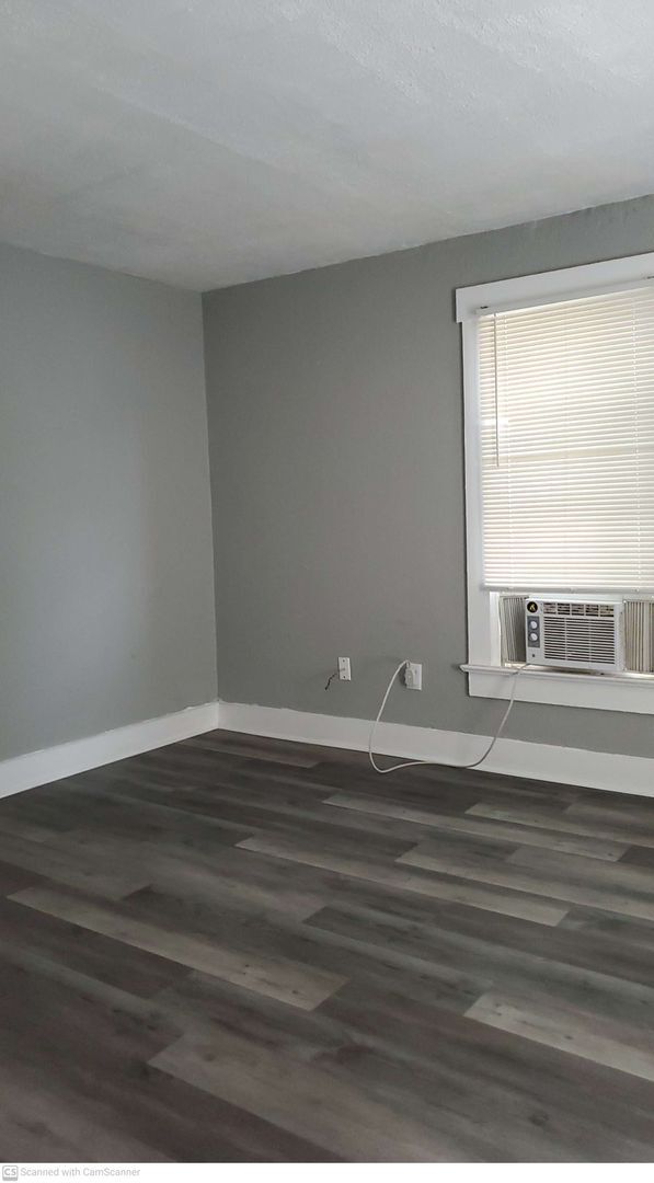 Building Photo - 4 bed 1 bath freshly refurbished and ready...