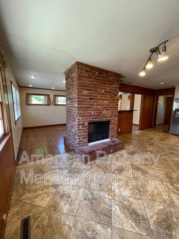 Building Photo - 5147 S Toledo Ave